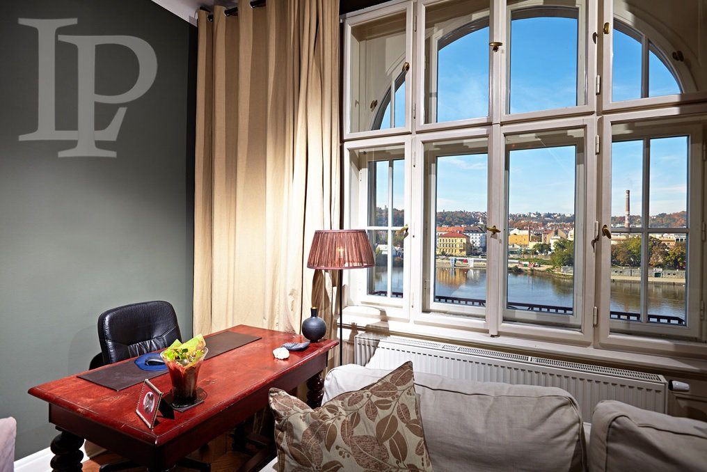Luxusní apartmán s balkonem a výhledem na Pražský Hrad, 94 m2
