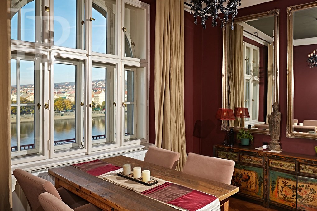 Luxusní apartmán s balkonem a výhledem na Pražský Hrad, 94 m2