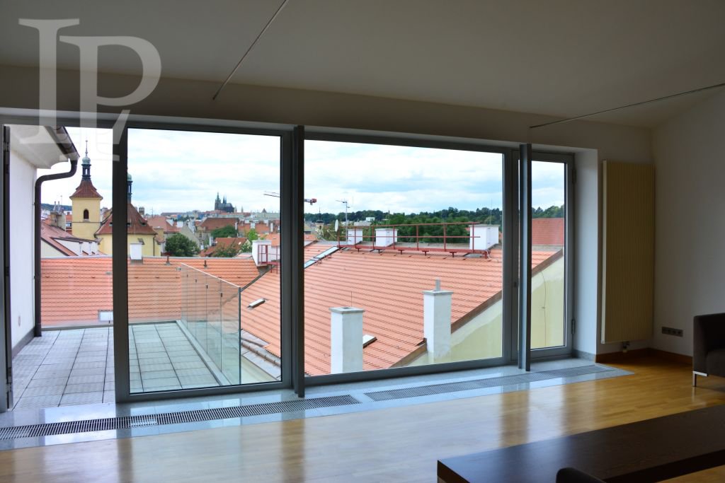 Nadstandartní apartmán 2+kk s výhledem na Pražský hrad, Praha 1