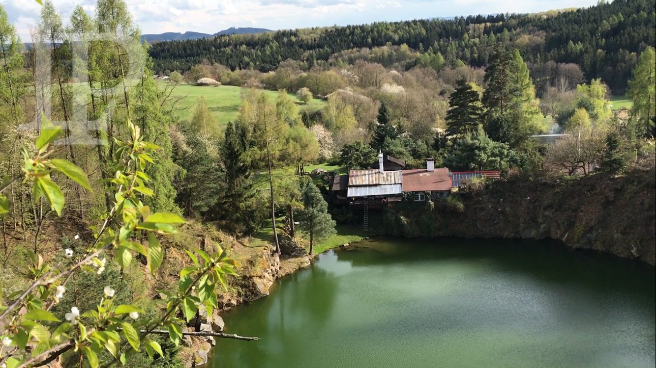 Luxusní stavební pozemek 2667m2 s výhledem do přírody, klid lesa, kouzelné místo blízko u Prahy